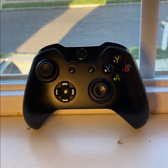 Xbox One Controller - Picture 1 of 2